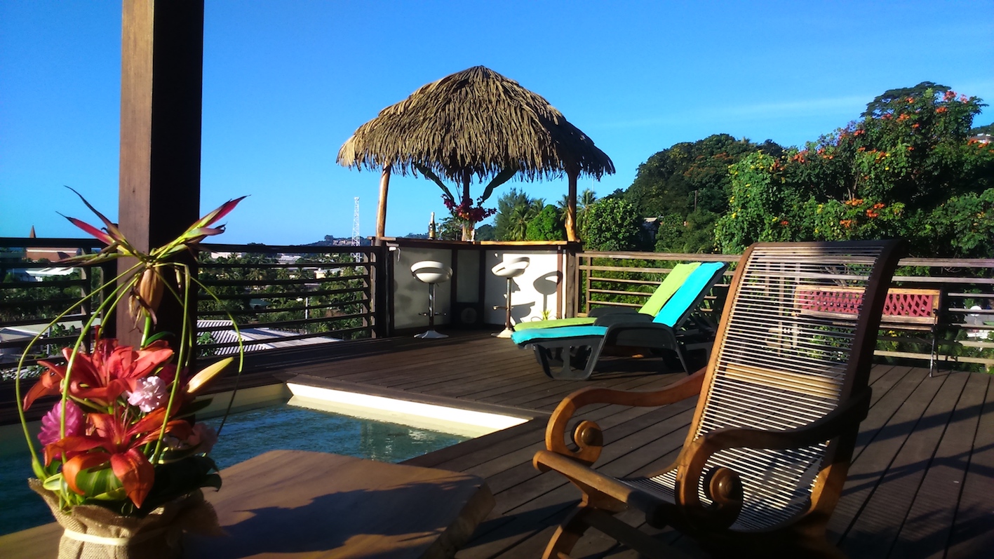 https://tahititourisme.cl/wp-content/uploads/2020/03/deck-pool-fare-small.jpg